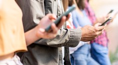 Chronicky online: Závislosť od telefónu sa netýka len detí. Psychologička radí, ako s ňou bojovať