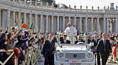 Pápež si rýpol do vatikanských pravidiel. Vtipne okomentoval papamobil