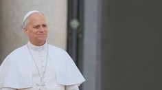 Verejnosť sa po Trumpových útokoch postavila na stranu pápeža. Podľa prieskumu mu verí viac ľudí