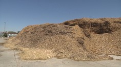 Po plyne a dreve začína byť problém aj štiepka. Státisíce domácností sa boja, či budú mať čím kúriť