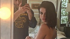 Tak takto odhalenú Selenu Gomez ste ešte nikdy nevideli