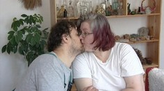 Je na vozíku, sám sa však stará o ochrnutú manželku a podniká