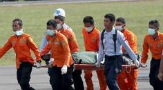 Našli už 30 obetí letu AirAsia. Video len pre odolných