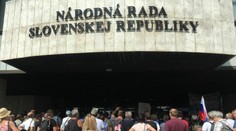 Protest nemal byť v blízkosti parlamentu. Je v rozpore so zákonom, tvrdí samospráva