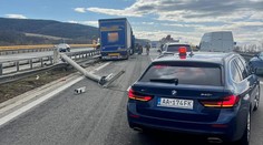 D1 pri Beckove je neprejazdná: Nehoda blokuje oba jazdné pruhy