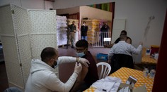 Izrael začal s očkovaním detí, zrejme zruší rúška v interiéri