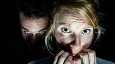 Najskôr vás očarí, potom z vás robí blázna. 7 znakov, že chodíte so sociopatom