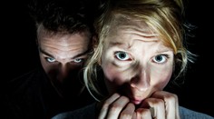 Najskôr vás očarí, potom z vás robí blázna. 7 znakov, že chodíte so sociopatom