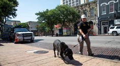 Muž po hádke o rúškach zastrelil v USA pokladníčku v potravinách