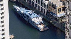 Luxusnú jachtu, ktorá patrí Rusovi, zadržiavajú vo Veľkej Británii. Ten sa bráni, že nemá napojenie na Putina