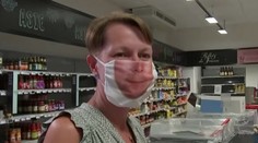 Muž po krachu firmy začal s výrobou rúšok s podobizňou tváre. Aká je cena?