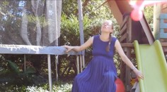 Žena vysielala svoj pôrod NAŽIVO. Rodila sama za domom v záhrade