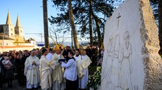 Od tragédie, ktorá otriasla Slovenskom, prešli dva roky. Na Spiši požehnali pamätník trom dievčatám
