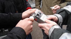 Opitý vodič v Bernolákove odmietol preparkovať auto, namiesto toho narážal do pracovníka SBS