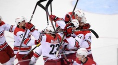 VIDEO-NHL: Carolina vyradila obhajcu Stanleyho pohára a po 10 rokoch je v 2. kole