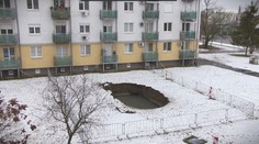 Kráter v zemi. Na sídlisku v Galante stále nevyriešili problém s prepadnutou zemou, podľa primátora treba dodržať isté postupy