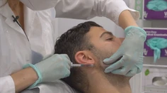 Udierajú sa do tváre kladivom a nechávajú si zlomiť nohy. Niektorí muži absolvujú nebezpečné estetické zákroky