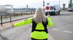 FOTO+VIDEO: Kolóny, kontroly a dezinfekcia. Policajti pre slintačku a krívačku zastavujú vozidlá na hraničných priechodoch