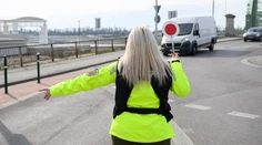 FOTO+VIDEO: Kolóny, kontroly a dezinfekcia. Policajti pre slintačku a krívačku zastavujú vozidlá na hraničných priechodoch