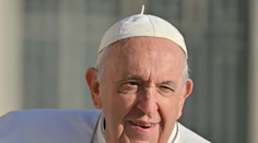 Pápežov stav sa mierne zlepšil, prežil pokojnú noc. Stále však nie je z najhoršieho vonku