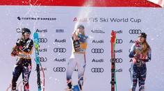 Zjazd opäť poznačili pády aj silný vietor. Z víťazstva sa tešila Nórka Mowinckelová