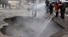 Príšerná smrť posádky auta: Dvaja muži sa uvarili zaživa, keď sa pod nimi prepadla cesta