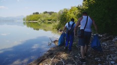 Zamorená Liptovská Mara. Dobrovoľníci v nej nazbierali vyše 200 vriec odpadu