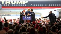 VIDEO: Muž zaútočil na Trumpa krátko po tom, ako vystúpil z lietadla