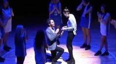 Tak to chce odvahu: Priateľku požiadal o ruku pred plným kotlom