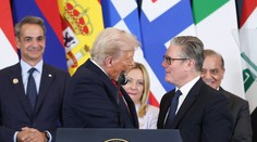 VIDEO: Ponižujúci moment pre britského premiéra. Cúvajúci Starmer sa stal terčom vtipov