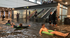 Osviežujúce video zo Švédska: Zatopená železničná stanica sa zmenila na veľký bazén