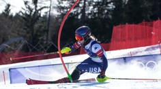 Olympijské zlato v slalome oslavuje Mikaela Shiffrinová s výrazným náskokom. Petra Vlhová si vylepšila pozíciu
