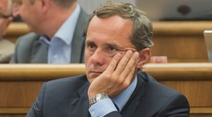 Procházka sa vzdáva mandátu a končí aj vo vlastnej strane