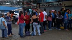 Ľudia vo Venezuele nemajú, čo jesť a búria sa. Prezident sa im vyhráža zavretím