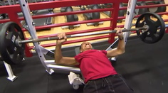 Babka kulturistka. Na lavičke vytlačí dvojnásobok svojej váhy