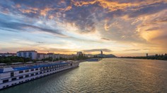 Výletná loď na Dunaji, ktorá sa mala plaviť cez Bratislavu, narazila do steny plavebnej komory. Zranilo sa 17 ľudí