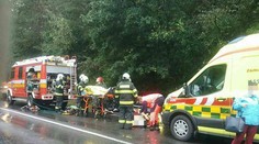 Zrážka autobusu s autom pri Čiernom nad Topľou si vyžiadala troch zranených