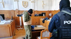 Kučerku  z prijímania úplatkov usvedčuje expolicajt Slobodník, ktorý vypovedal v nepriestrelnej veste