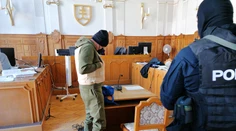 Kučerku  z prijímania úplatkov usvedčuje expolicajt Slobodník, ktorý vypovedal v nepriestrelnej veste