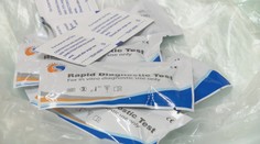 Chcú vedieť, či COVID-19 náhodou neprekonali. Záujem ľudí o kúpu rýchlotestu na doma stúpa