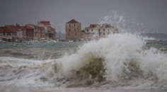 Vietor 137 km/h a osemmetrové vlny. Chorvátsko zažíva pohromu, hlásia zaplavené domy aj reštaurácie