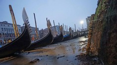Benátky sú na suchu, gondoly sa váľajú v bahne. Môže za to aj superspln