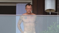 Úplne nahý basgitarista na balkóne. Netrápilo ho, že cez sklo je všetko vidieť