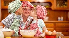 Smažené tvarohové šišky s kyslou smotanou a marinovanými slivkami