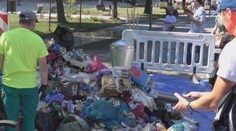 Tisíce litrov odpadu skončili v Handlovej priamo pred mestským úradom. Vysypalo ich tam smetiarske auto