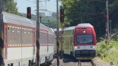 Nehoda na trati: Pri Bratislave do seba vrazili vlaky. Štyri stroje dokonca prešli na červenú