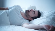 Môže spôsobiť infarkt či mŕtvicu. Ak počas spánku robíte toto, možno trpíte nepríjemným ochorením