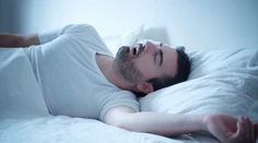 Môže spôsobiť infarkt či mŕtvicu. Ak počas spánku robíte toto, možno trpíte nepríjemným ochorením