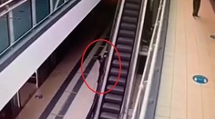 Obrovské nešťastie. Dieťa zachytené o zábradlie eskalátora spadlo z výšky niekoľkých metrov