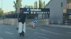 VIDEO: Bláznivá jazda v Bratislave. Muž prevážal chladničku na elektrickej kolobežke